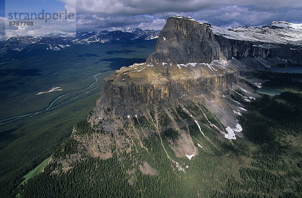 Schloss Berg Antenne mit Trans Canada Highway im Tal  Banff Nationalpark  Alberta  Kanada.