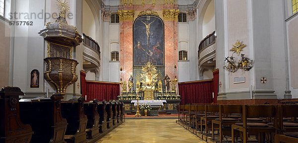 Hochaltar  Hauptschiff  Innenaufnahme Elisabethinenkirche zum Hl. Franciscus  Kulturdenkmal  Linz  Oberösterreich  Österreich  Europa