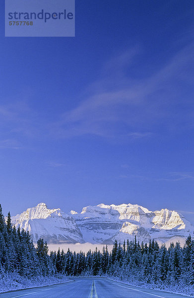 Icefields Parkway und Bergen über Lake Louise nach einer frischen Schneedecke  Banff Nationalpark  Alberta  Kanada.