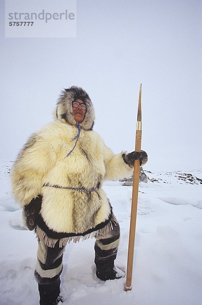 Ältere Inuit  Simeonie Aqpik in traditioneller Kleidung  Kimmirut  Baffininsel  Nunavut  Kanada.