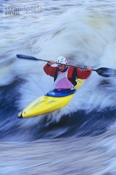 Junger Mann Kajak einer stehenden Welle am Fluss Ottawa  Ontario  Kanada.