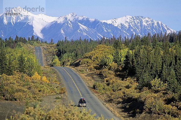 Alaska Highway und Front Bereich von St. Elaj Berge  Kluane National Park  Yukon  Kanada.