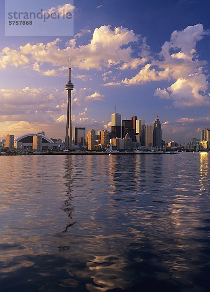 Blick auf die Skyline von Toronto Islands Sonnenuntergang  Toronto  Ontario  Kanada.