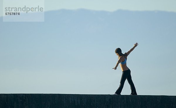 Eine junge Frau praktizieren Yoga am Wellenbrecher  Victoria  Vancouver Island  British Columbia  Kanada.