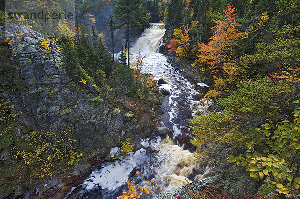 Mary Ann fällt und im Herbst Laub. Kap-Breton-Highlands-Nationalpark  Nova Scotia  Kanada.