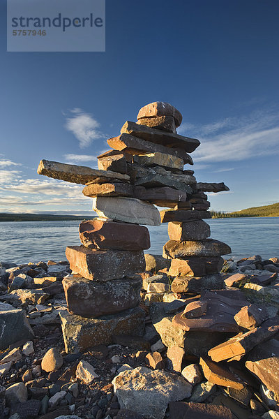 Inukshuk entlang dem Ufer des Great Slave Lake  Northwest Territories  Kanada.