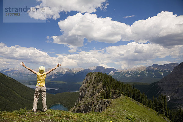 Frau mit Hände upraised Banff Nationalpark  Alberta  Kanada.