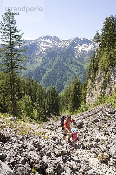 Mann Wandern mit Tochter am Trail vor Island Lake Resort im Bereich Eidechse  Fernie  Britisch-Kolumbien  Kanada.
