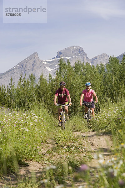 Fit  aktiv  ältere paar Mountainbike Trail in Fernie  Britisch-Kolumbien  Kanada.