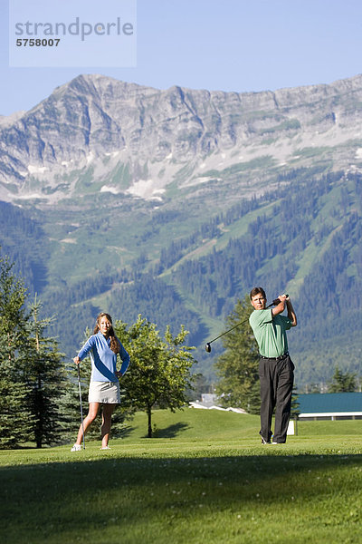 Junges paar spielen Sie Golf in Fernie Golf und Country Club  Fernie  British Columbia  Kanada.