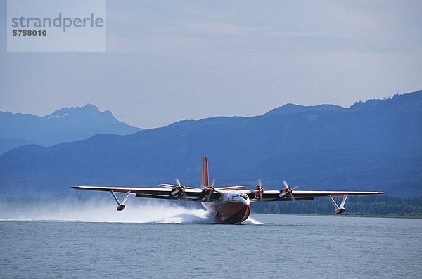 Martin Mars Wasser Bomber mit Vancouver Island jenseits  Baynes Sound  Straße von Georgia  British Columbia  Kanada.