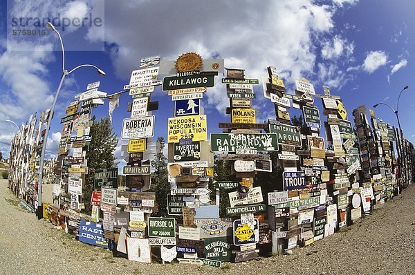 Ein Alaskan-Tradition seit 1942 ein Schilderwald  nahe Watson Lake  Yukon  Kanada zu schaffen.