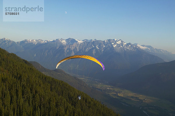 Antenne des Gleitschirmfliegens im Bereich von Tantalos in der Nähe von Whistler  British Columbia  Kanada.