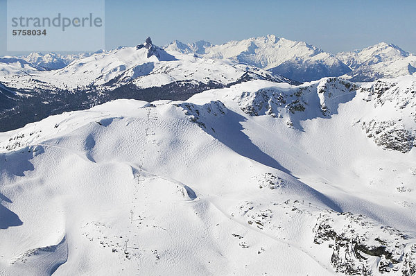 Luftbild von Whistler Mountain Alpen mit Harmonie und Whistler Schalen und schwarzer Stoßzahn in Hintergrund  British Columbia  Kanada.