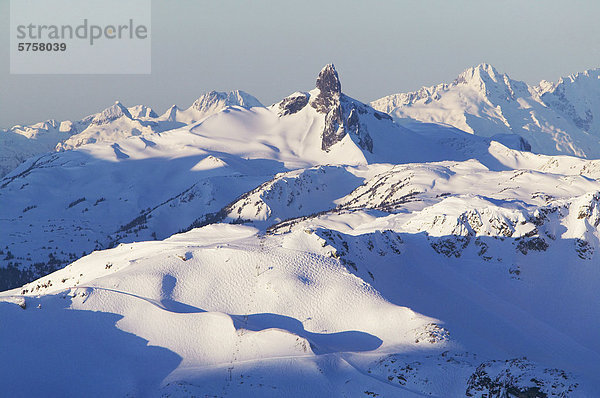 Harmonie schnelles Sessellift  Harmonie Schale mit schwarzen Tusk und Tantalos Bereich im Hintergrund  British Columbia  Kanada.