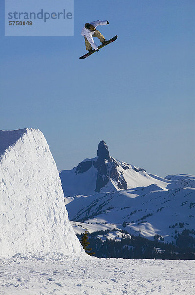 Arial DIP auf Whistler Mountain mit schwarzen Tusk und Tantalos Bereich in den Hintergrund  British Columbia  Kanada.