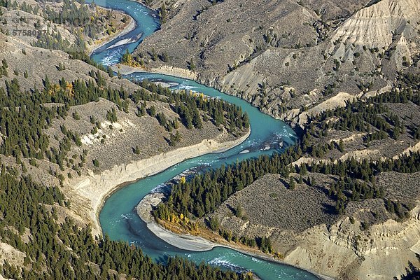 Der Chilcotin-Fluss und die umliegenden Wiesen  British Columbia  Kanada.