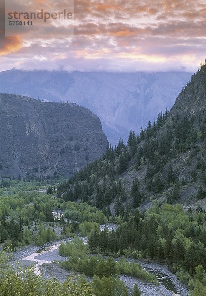 Lillooet Flusstal bei Sonnenuntergang  British Columbia  Kanada.