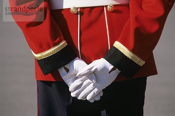Hände und Rücken des Militärs bewachen stehend vor der Kanadas Parlamentsgebäude  Ontario  Kanada.