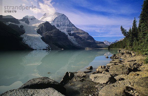 Mount Robson spiegelt sich in Berg-See  Mount Robson Provincial Park  British Columbia  Kanada.