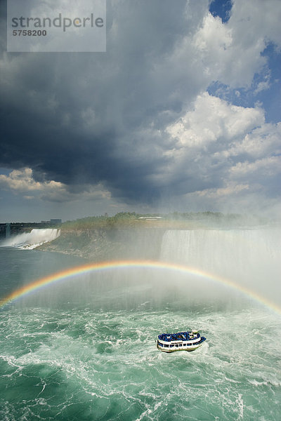 Magd des Nebels an die Base von Horseshoe Falls mit die American Falls im Hintergrund  Niagara Falls  Ontario  Kanada.