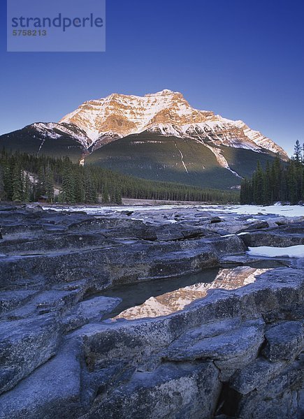 Mount Kerkeslin aus den Athabasca Falls  Jasper Nationalpark  Alberta  Kanada.