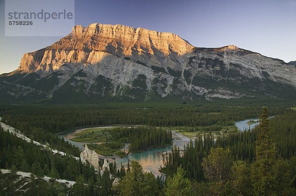Mount Rundle  den Bow River und die Hoodoos vom Trail Hoodoo übersehen  Banff Nationalpark  Alberta  Kanada.