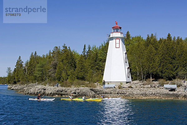 Nostalgie groß großes großer große großen Leuchtturm Paddel Kajakfahrer Kanada Fathom Five National Marine Park Ontario