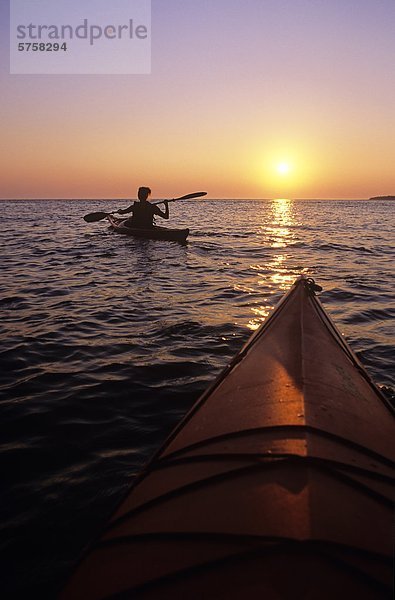 junge Frau junge Frauen Sonnenuntergang Küste See Paddel Kajak vorwärts Huronsee Lake Huron