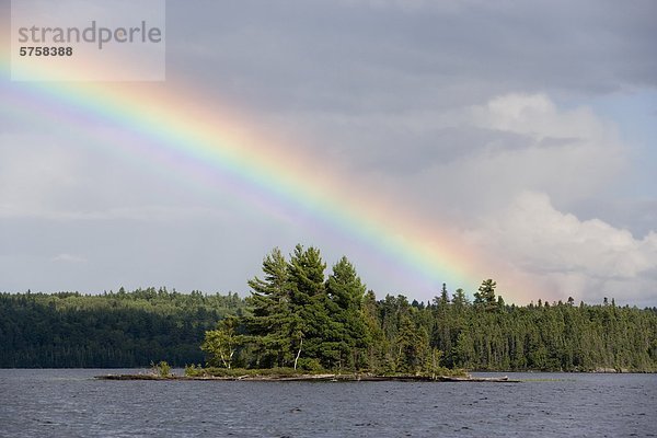 Regenbogen über Lady Evelyn Lake  Lady Evelyn-Smootherwater Provincial Park in der Nähe von Temagami  Ontario  Kanada.