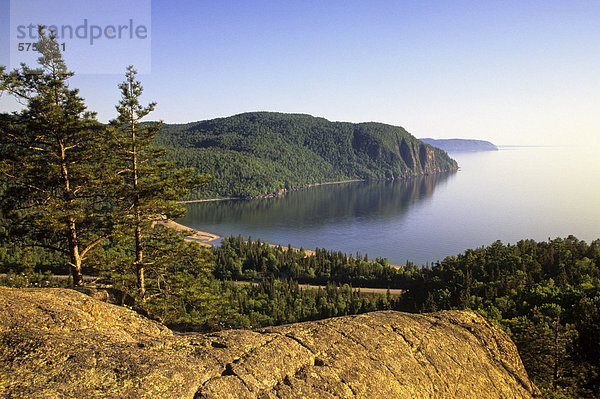 Anzeigen der alten Frau Bay bei Sonnenuntergang  Lake Superior aus Spitze der Nokomis Trail  Lake Superior Provincial Park  Ontario  Kanada.
