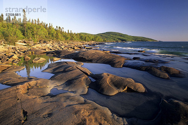 Die felsige Küste des Lake Superior bei Sonnenuntergang  Neys Provincial Park  Ontario  Kanada.