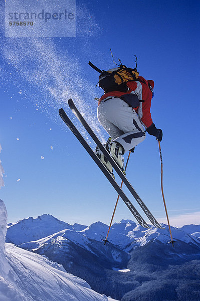 Extremskifahrer springt Schnee Felsvorsprung in Whistler  British Columbia  Kanada.