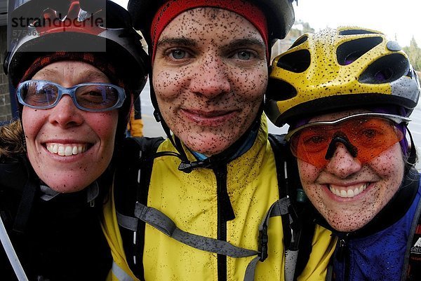 Drei junge Frauen mit schlammigen Gesichter nach dem Mountainbiken  Wanderwege Sunshine Coast. Gibsons  British Columbia  Kanada.