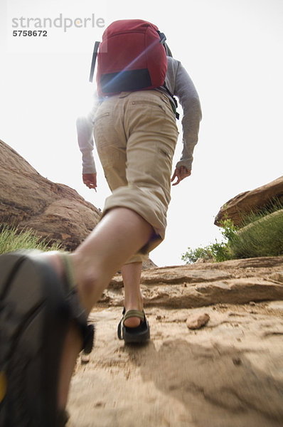 Frau  Wüste  wandern