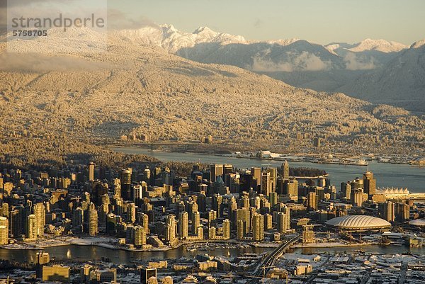 Luftbild der Innenstadt von Vancouver nach einem Schneesturm  Morgenlicht. British Columbia  Kanada.