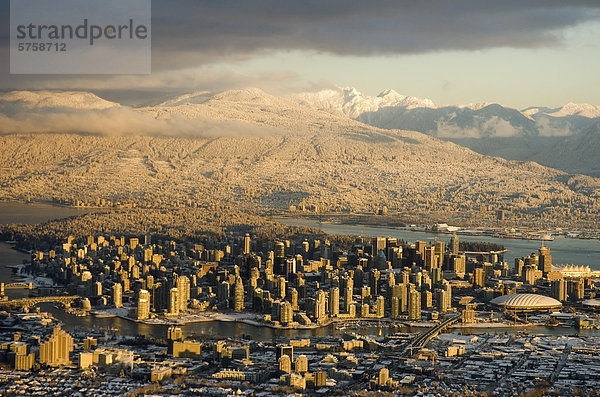 Luftbild der Innenstadt von Vancouver nach einem Schneesturm  Morgenlicht. British Columbia  Kanada.