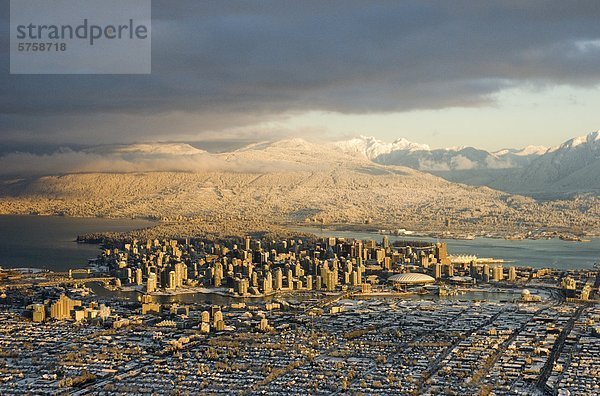 Luftbild der Innenstadt von Vancouver nach einem Schneesturm  Morgenlicht. British Columbia  Kanada.