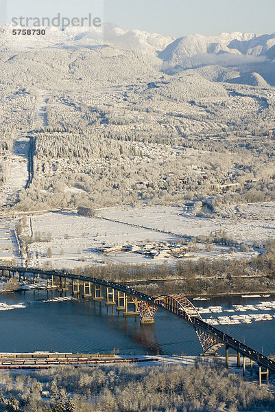 Luftbild der Brücke Mann Port Coquitlam-Surrey  British Columbia  Kanada.