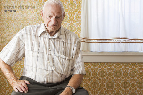 sitzend Senior Senioren Stuhl Wohnhaus 70-80 Jahre 70 bis 80 Jahre Staatsbürger leer alt