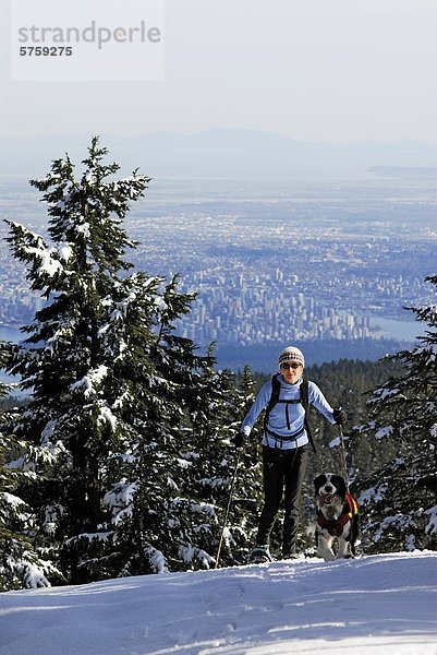 Schneeschuhwandern auf Hollyburn Mountain  Cypress Provincial Park  West Vancouver  British Columbia  Kanada.