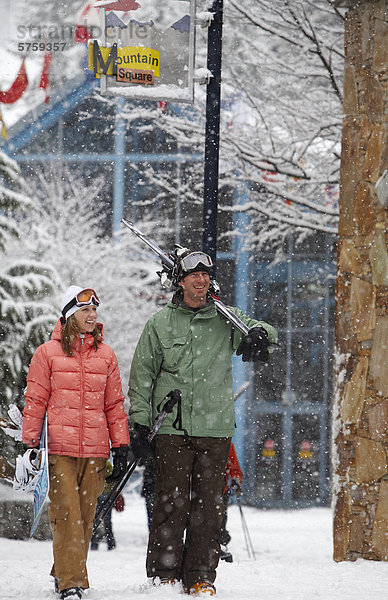 Junges Paar in Whistler Village  Whistler  British Columbia  Kanada.