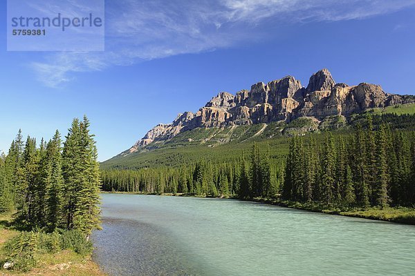 Schloss Berg und den Bow River im Bow Valley  Banff Nationalpark  Alberta  Kanada.