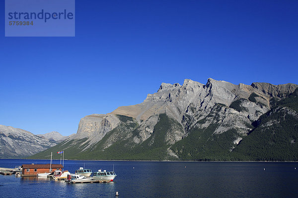 Boot dockt am Lake Minnewanka mit Mt Inglismaldie des Bereichs Fairholme im Hintergrund  Banff Nationalpark  Alberta  Kanada.