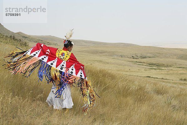 Blackfoot - Piikani Fancy Shawl Tänzerin tanzen traditionellen Plains Indian Dance auf der kanadischen Prärie am Head-Smashed-In Buffalo Jump National Historic Site und UNESCO Weltkulturerbe  Fort MacLeod  Alberta  Kanada.