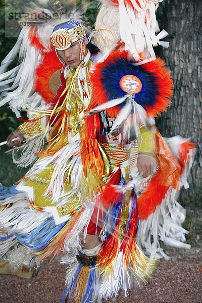 Männer Phantasie Tanz  Blackfoot - Blut zuerst Nationen Dancer (Prärie-Indianer)  Alberta  Kanada.