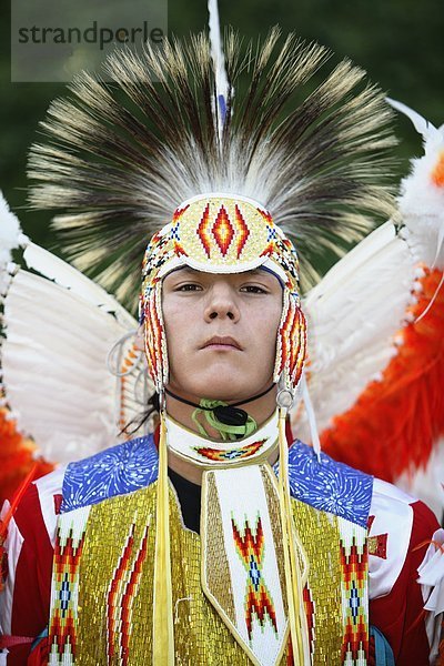 Männer Phantasie Tanz Outfit (Plains Indian)  Blackfoot Blood erste Nationen Tänzerin aus Lethbridge  Alberta  Kanada.