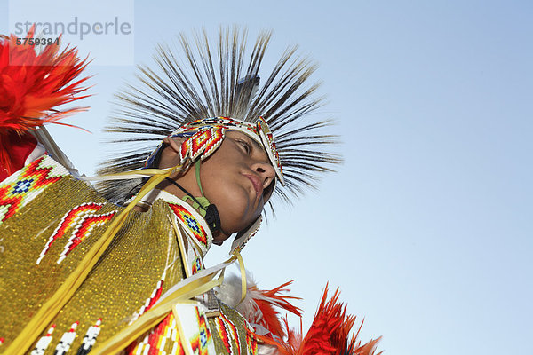 Herren Fance erste Nationen Dancer Tanz von den Blackfoot Blood Porcupine Kopfschmuck und komplizierte Perlen Outfit  Alberta  Kanada.