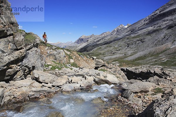 Wanderer am Dolomit Creek  Banff Nationalpark  Alberta  Kanada.