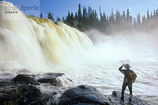 Wanderer bei Pisew Falls  Falls Provincial Park in Pisew  Manitoba  Kanada.